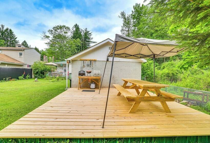 Artsy Cottage In Scotrun W/ Studio Space & Hot Tub