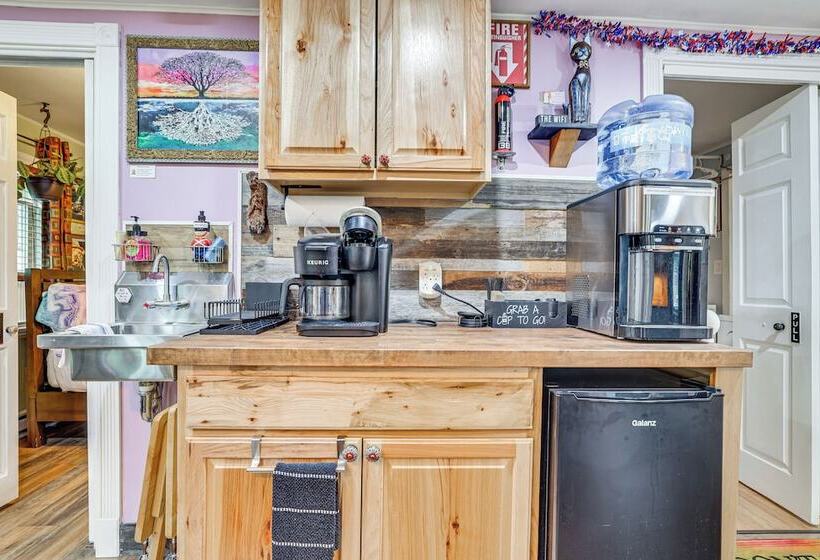 Artsy Cottage In Scotrun W/ Studio Space & Hot Tub