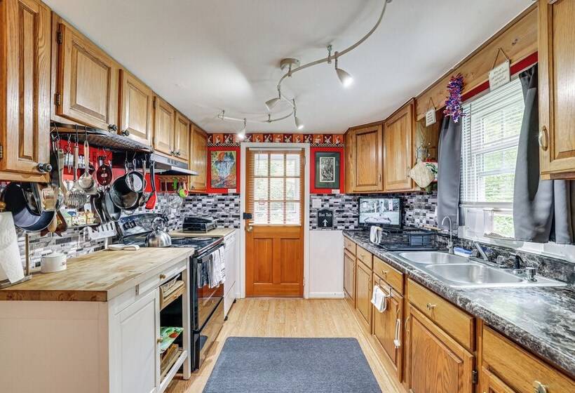 Artsy Cottage In Scotrun W/ Studio Space & Hot Tub