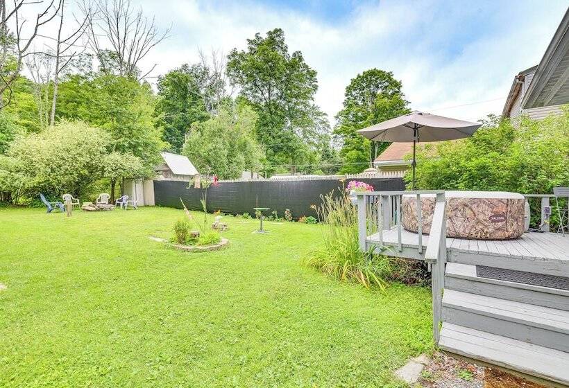 Artsy Cottage In Scotrun W/ Studio Space & Hot Tub