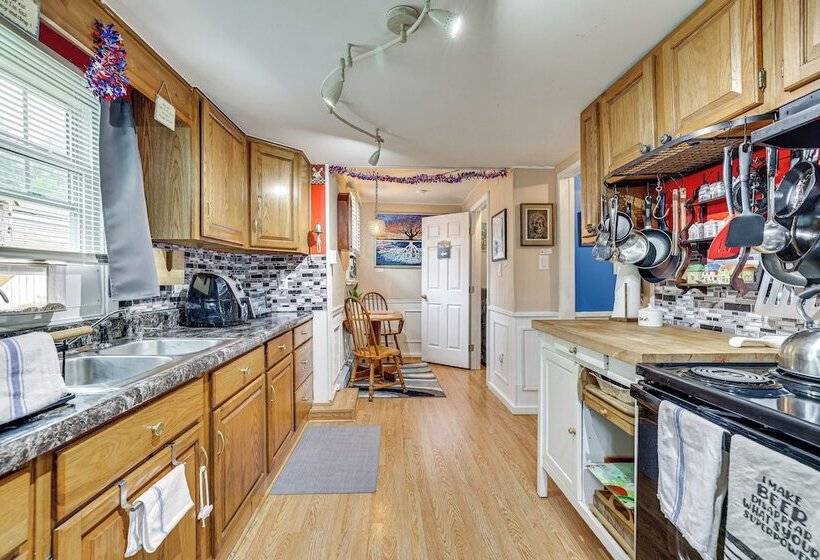 Artsy Cottage In Scotrun W/ Studio Space & Hot Tub