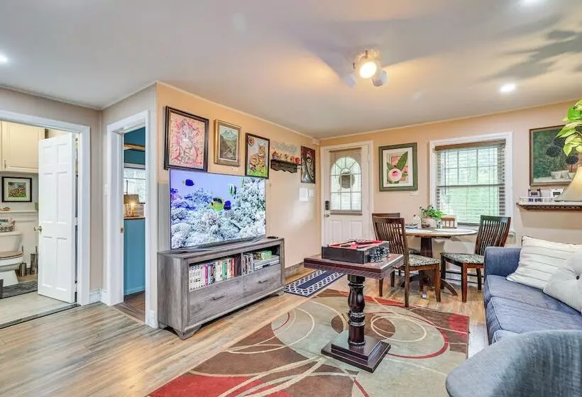 Artsy Cottage In Scotrun W/ Studio Space & Hot Tub