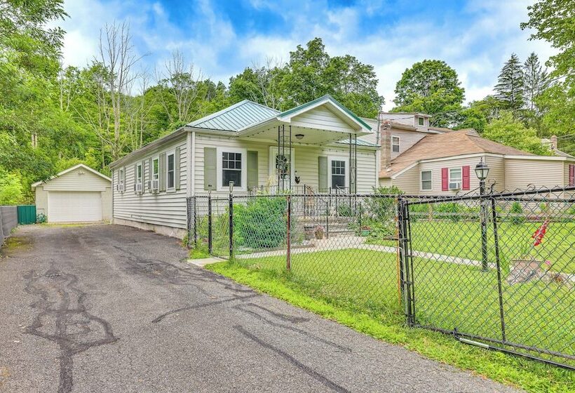 Artsy Cottage In Scotrun W/ Studio Space & Hot Tub