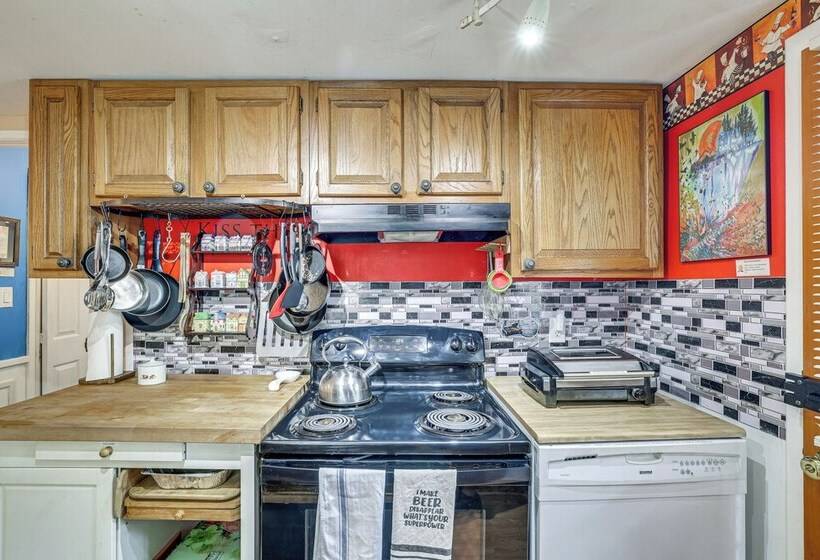 Artsy Cottage In Scotrun W/ Studio Space & Hot Tub