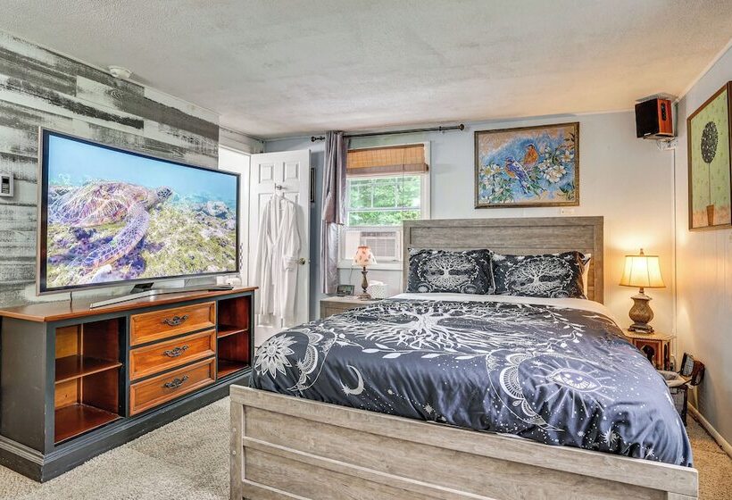 Artsy Cottage In Scotrun W/ Studio Space & Hot Tub