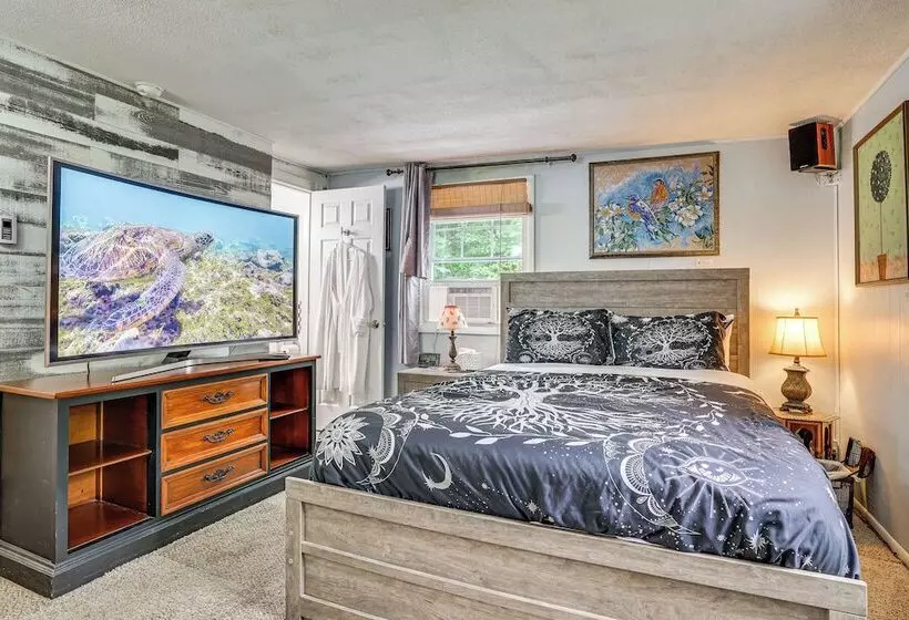 Artsy Cottage In Scotrun W/ Studio Space & Hot Tub