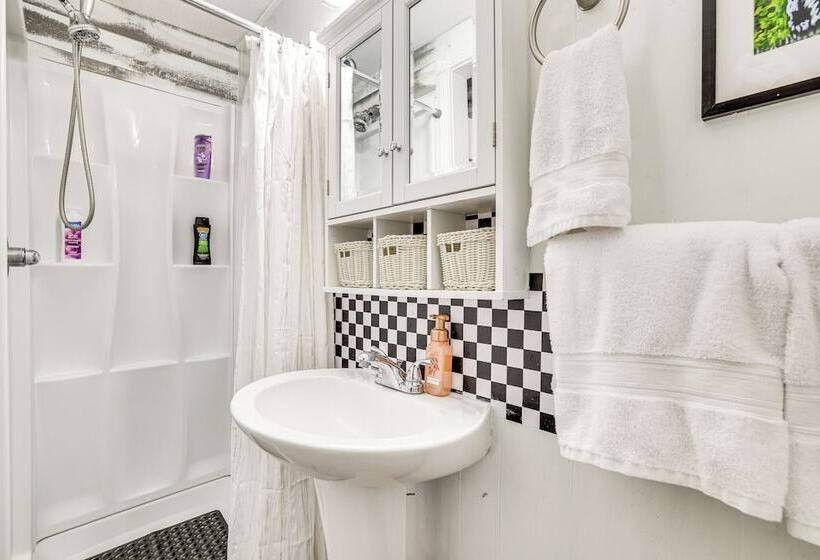 Artsy Cottage In Scotrun W/ Studio Space & Hot Tub