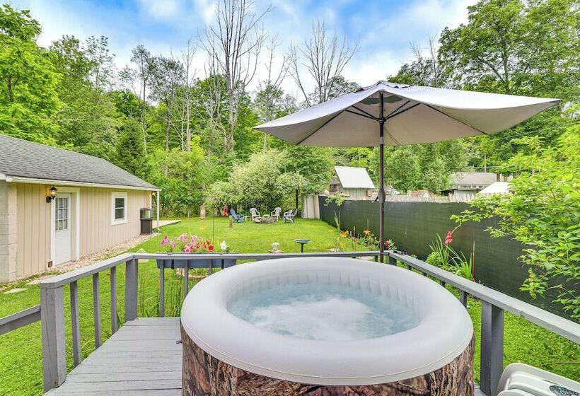 Artsy Cottage In Scotrun W/ Studio Space & Hot Tub