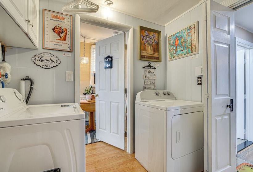 Artsy Cottage In Scotrun W/ Studio Space & Hot Tub