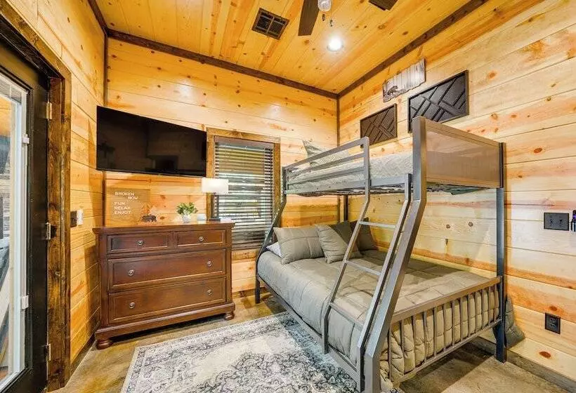 Broken Bow Cabin Near Choctaw Casino: Hot Tub!