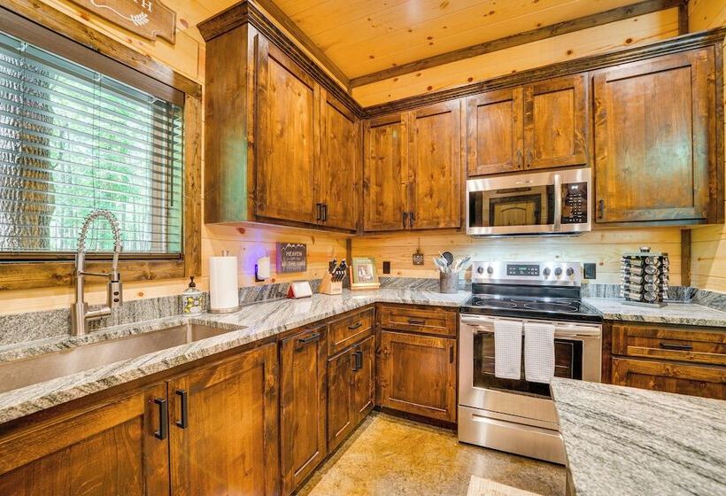 Broken Bow Cabin Near Choctaw Casino: Hot Tub!