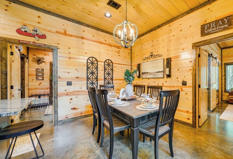 Broken Bow Cabin Near Choctaw Casino: Hot Tub!