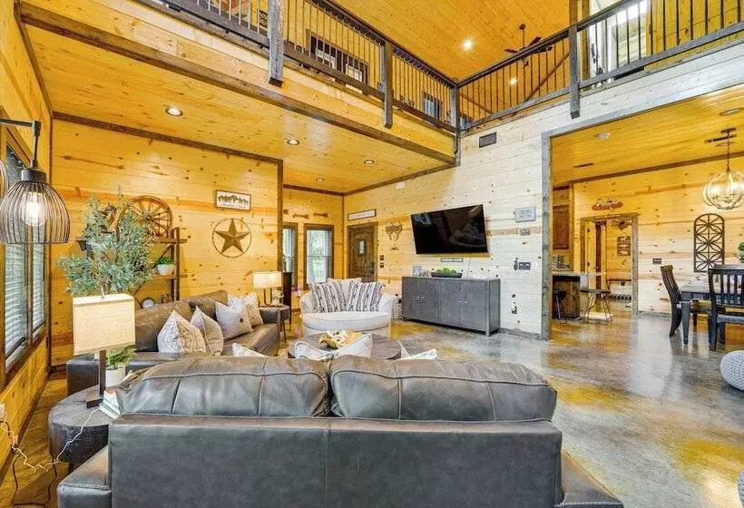 Broken Bow Cabin Near Choctaw Casino: Hot Tub!