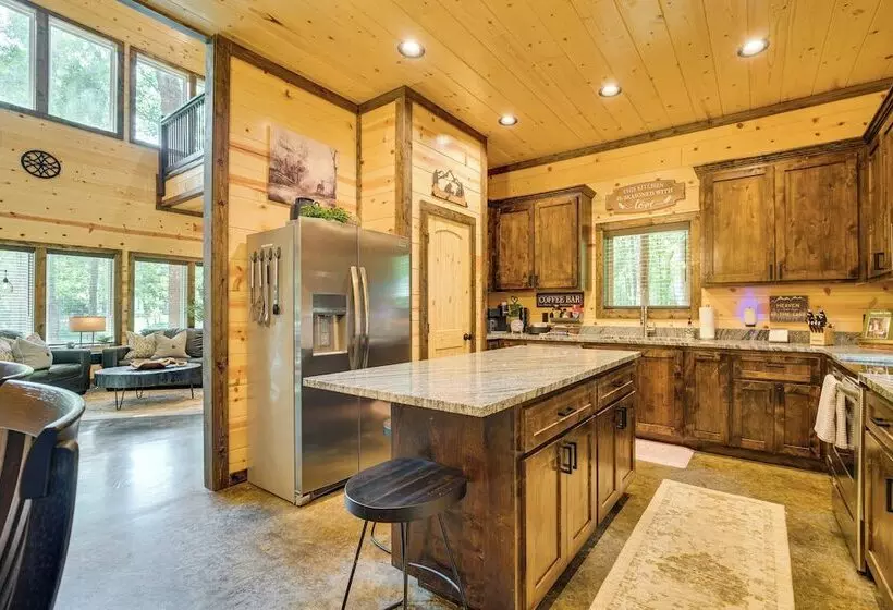 Broken Bow Cabin Near Choctaw Casino: Hot Tub!