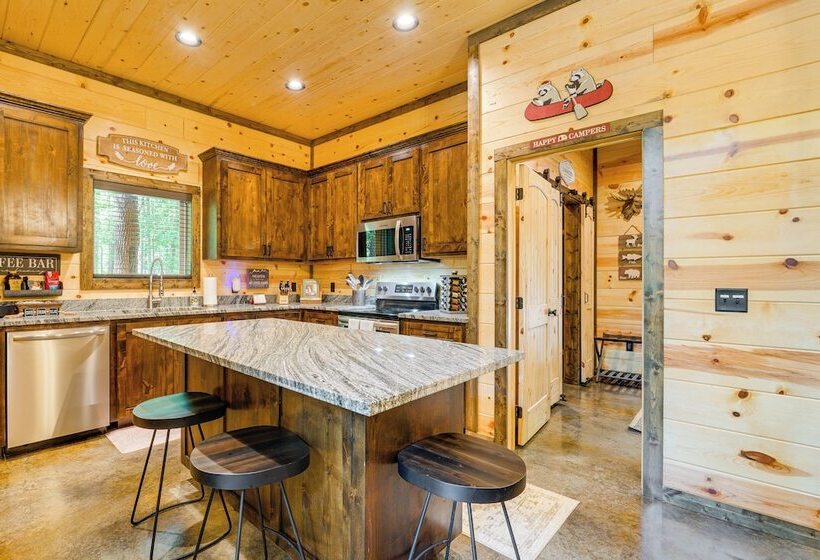 Broken Bow Cabin Near Choctaw Casino: Hot Tub!