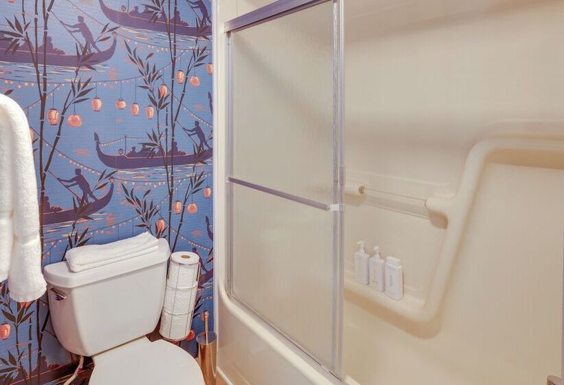 Center Hill Couples Retreat Cabin: Lake View, Deck