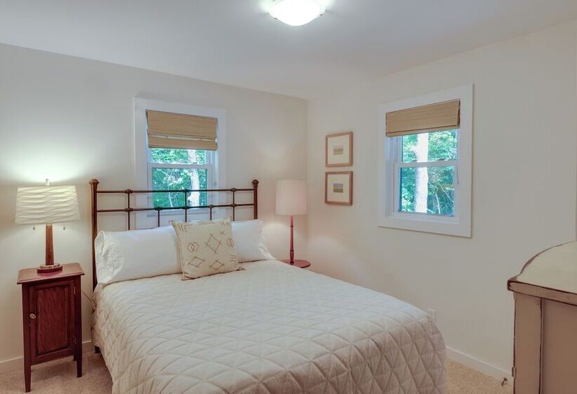 Center Hill Couples Retreat Cabin: Lake View, Deck