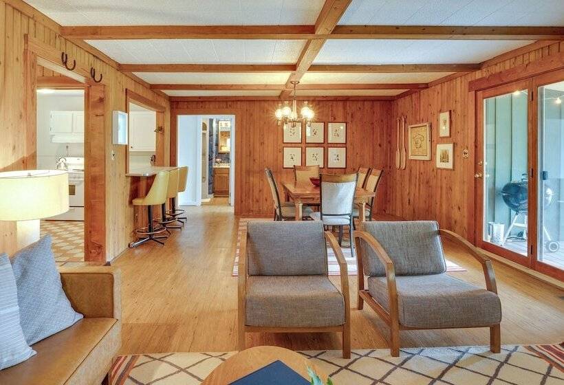 Center Hill Couples Retreat Cabin: Lake View, Deck