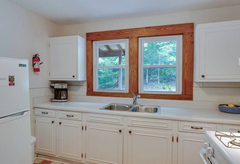 Center Hill Couples Retreat Cabin: Lake View, Deck