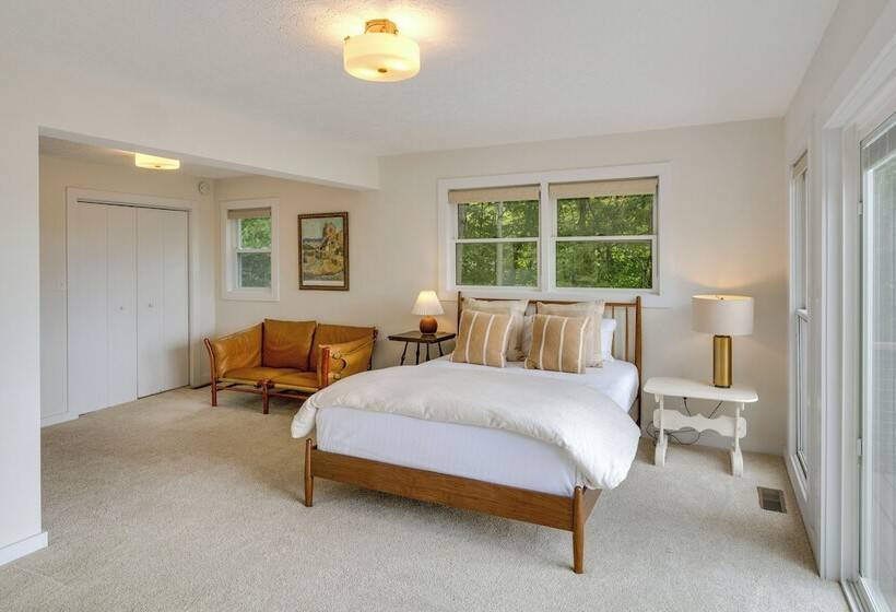 Center Hill Couples Retreat Cabin: Lake View, Deck