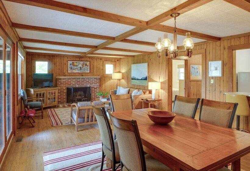 Center Hill Couples Retreat Cabin: Lake View, Deck