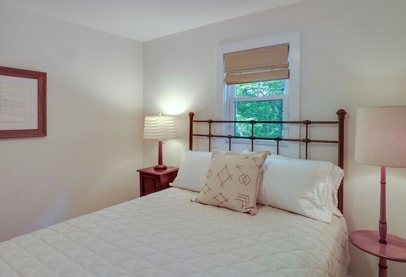 Center Hill Couples Retreat Cabin: Lake View, Deck