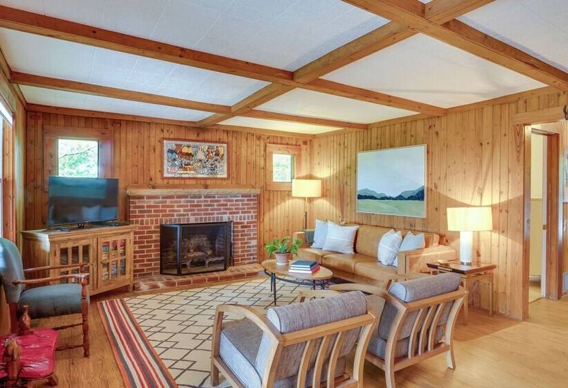 Center Hill Couples Retreat Cabin: Lake View, Deck