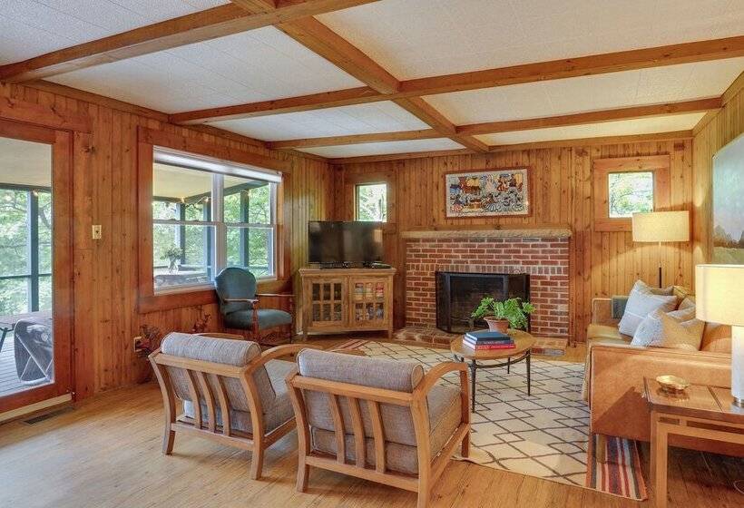 Center Hill Couples Retreat Cabin: Lake View, Deck