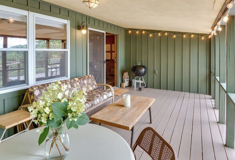 Center Hill Couples Retreat Cabin: Lake View, Deck