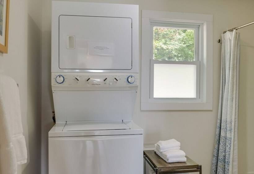 Center Hill Couples Retreat Cabin: Lake View, Deck