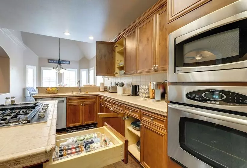 Clovis Retreat W/ Patio & Yard ~ 3 Mi To Old Town!