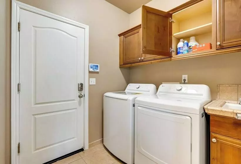 Clovis Retreat W/ Patio & Yard ~ 3 Mi To Old Town!