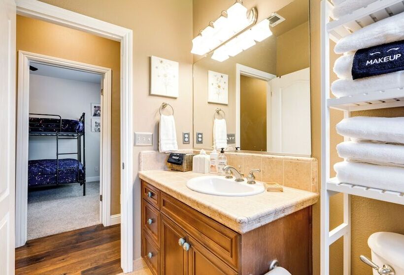 Clovis Retreat W/ Patio & Yard ~ 3 Mi To Old Town!