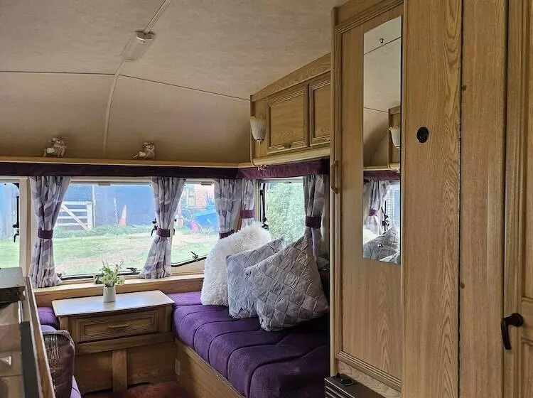 Hotelli Tranquil Equestrian Escape   Sleeps 2