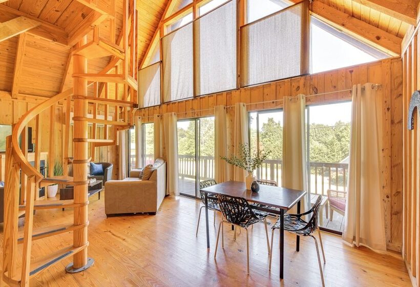 Lake Keowee Access: Idyllic Six Mile Cabin!