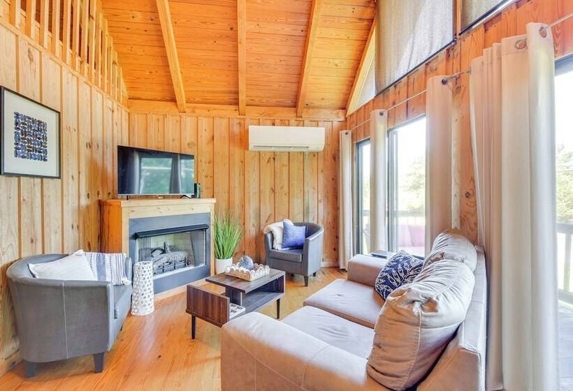 Lake Keowee Access: Idyllic Six Mile Cabin!