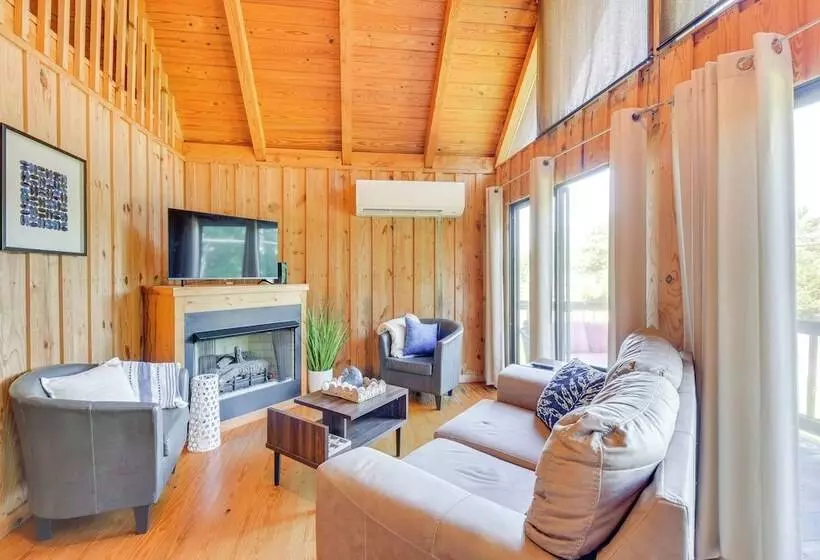 Lake Keowee Access: Idyllic Six Mile Cabin!