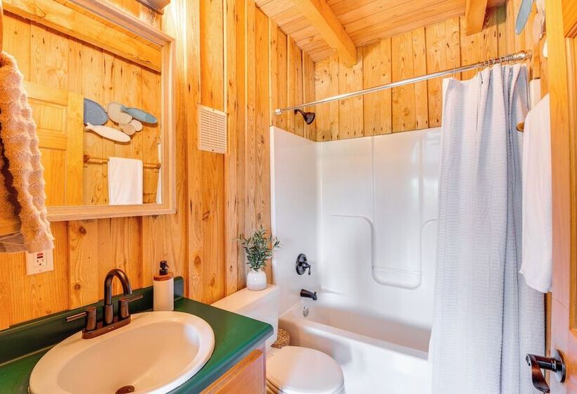 Lake Keowee Access: Idyllic Six Mile Cabin!