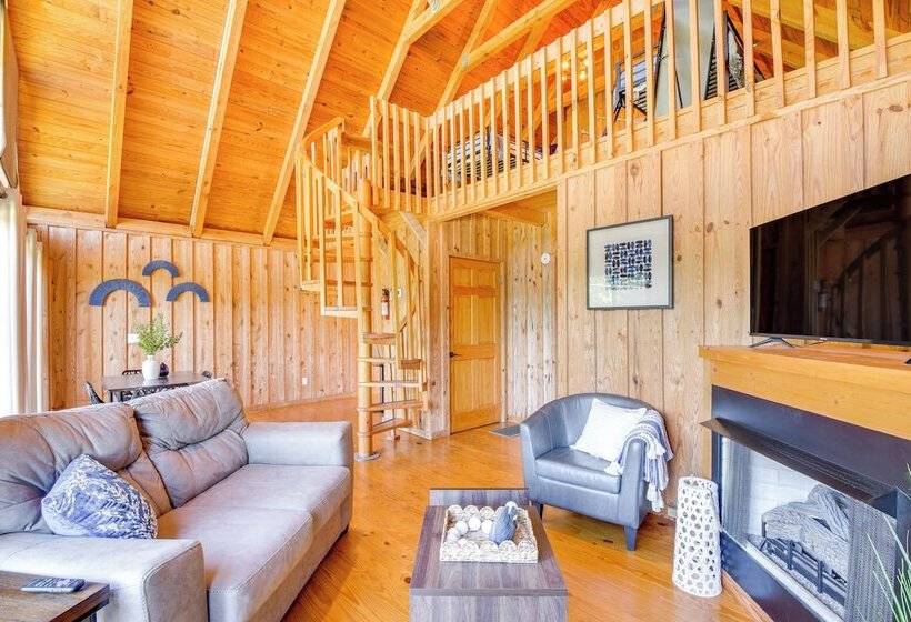 Lake Keowee Access: Idyllic Six Mile Cabin!