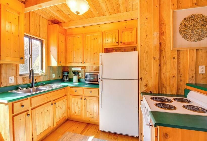 Lake Keowee Access: Idyllic Six Mile Cabin!