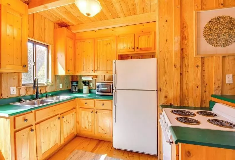 Lake Keowee Access: Idyllic Six Mile Cabin!