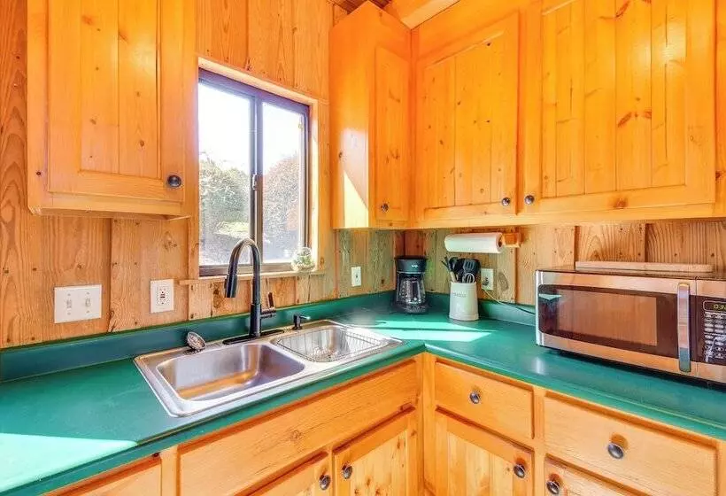 Lake Keowee Access: Idyllic Six Mile Cabin!