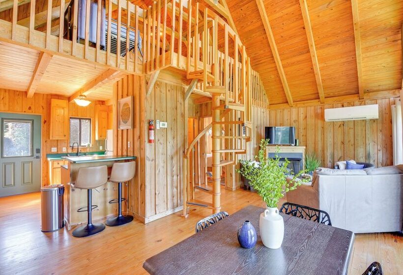 Lake Keowee Access: Idyllic Six Mile Cabin!