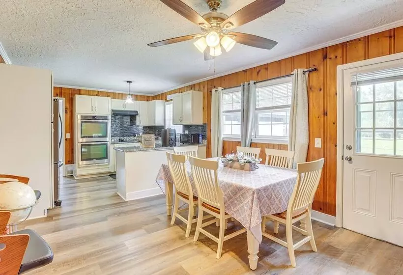 Inviting Jacksonville Home < Half Mi To University