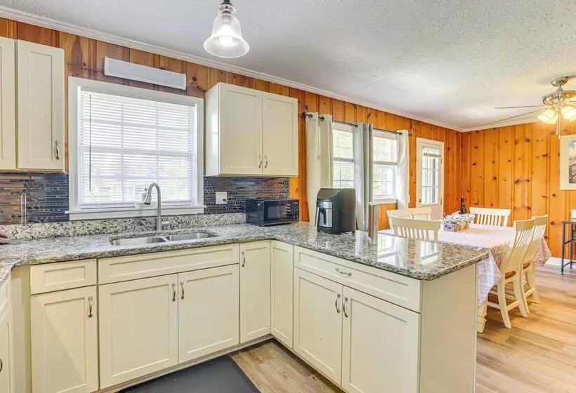 Inviting Jacksonville Home < Half Mi To University