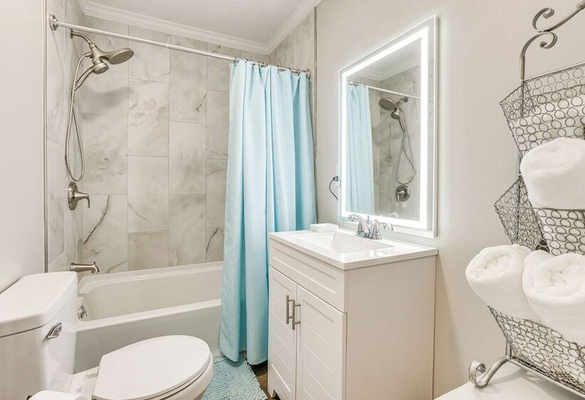 Inviting Jacksonville Home < Half Mi To University