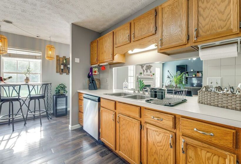 Knoxville Home W/ Sunroom ~ 9 Mi To Downtown!