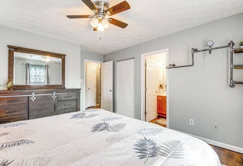 Knoxville Home W/ Sunroom ~ 9 Mi To Downtown!