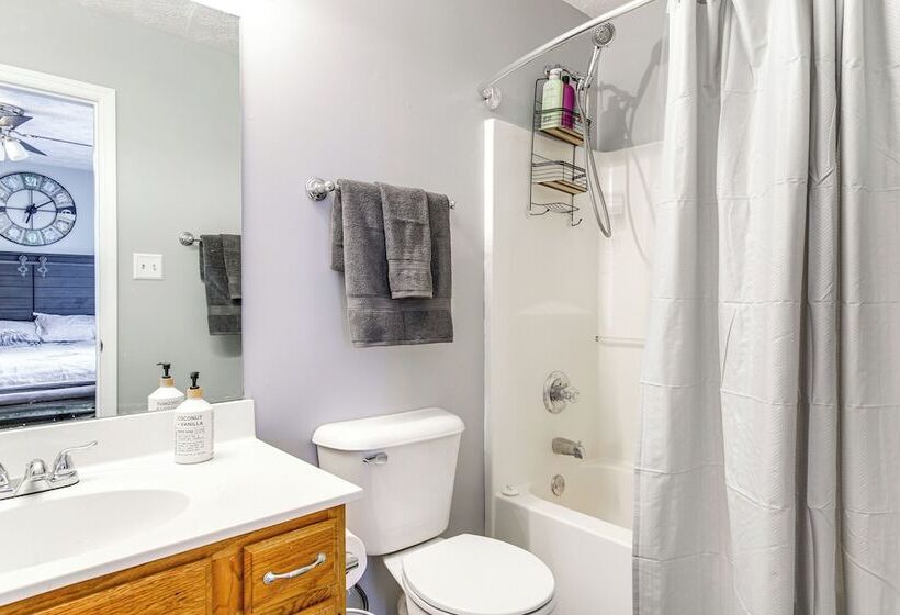 Knoxville Home W/ Sunroom ~ 9 Mi To Downtown!