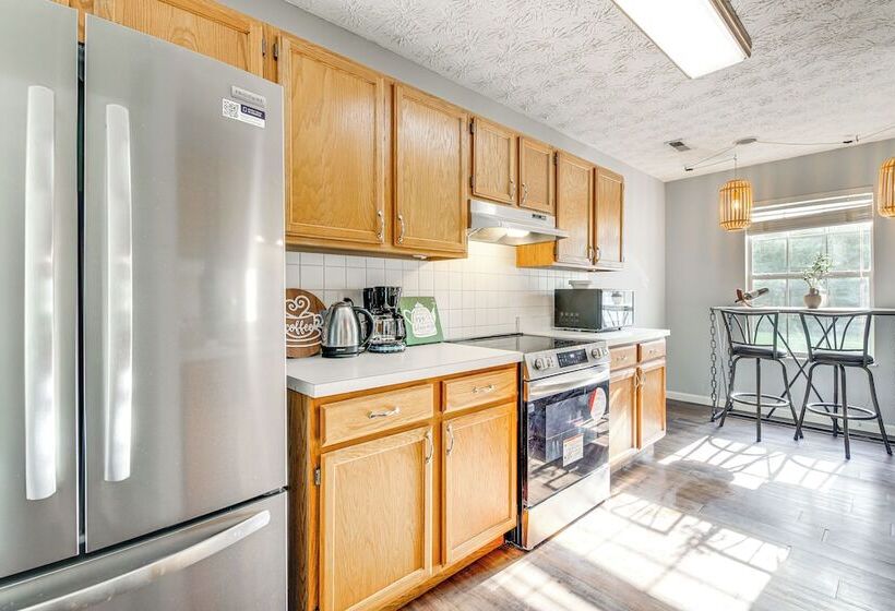 Knoxville Home W/ Sunroom ~ 9 Mi To Downtown!